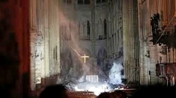 FOTO «Interiorul Catedralei Notre Dame arată ca după bombardament», spune un înalt prelat din Paris jpeg