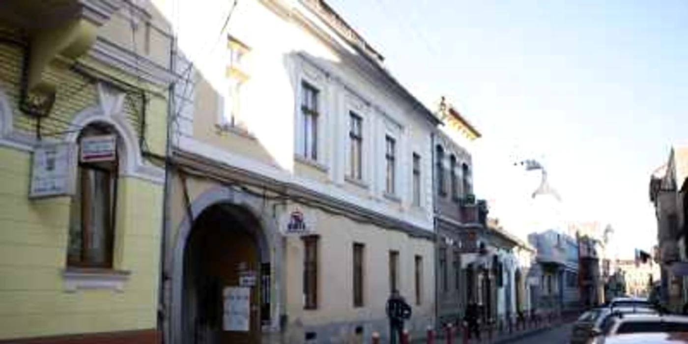 Placa de pe casa natală a fotografului a fost demontată la refaţadizare
