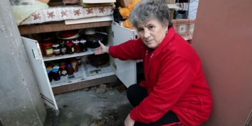 Păgubiţii spun că hoţii au dat iama în cămară şi de două ori pe lună. Victor C. Boldîr