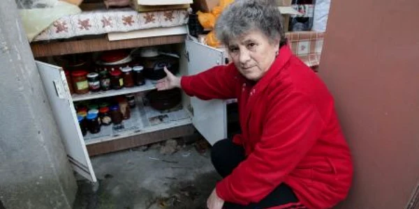 Păgubiţii spun că hoţii au dat iama în cămară şi de două ori pe lună. Victor C. Boldîr