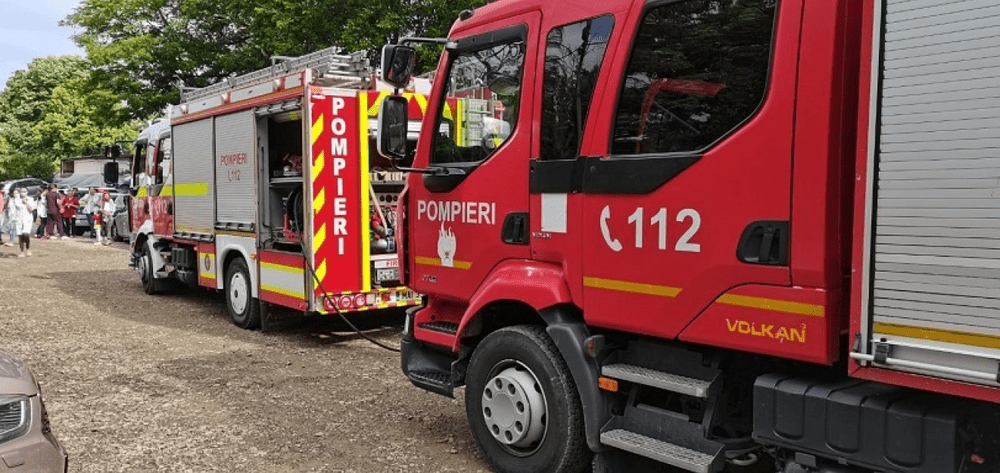 Incendiu de proporții în Siriu, Buzău. Patru persoane au suferit atacuri de panică