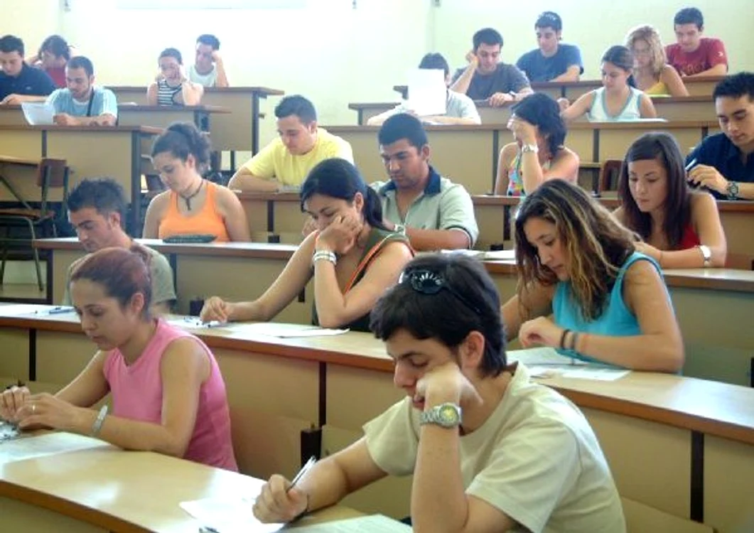 
    Normativa îi apără pe studenţii Universităţii din Sevilla.  