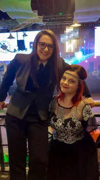 Lorelai Moșneguțu alături de o colegă