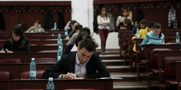 Absolvenţii Universităţii de Medicină şi Farmacie "Grigore T. Popa", la simularea examenului de rezidenţiat (foto arhivă)