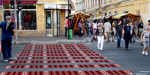 Cristina Curcan vrea să dea o utilizare contemporană ştergarelor tradiţionale (foto: http://www.altart.org)