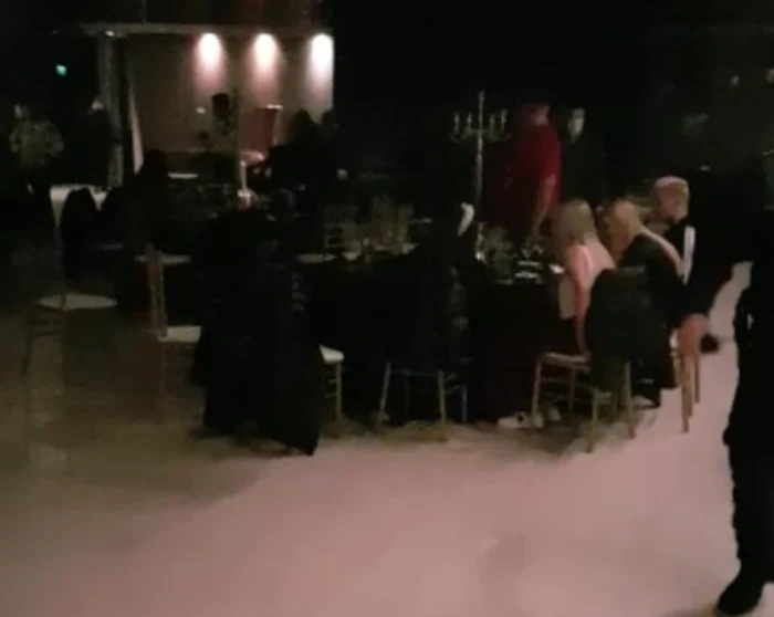 Polițiștii i-au găsit pe invitați la mese