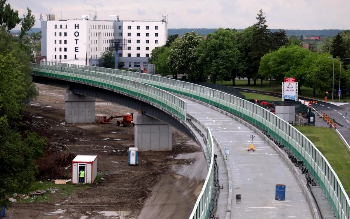 Acest pod supratraversează DN1 și ar trebui să treacă prin curtea Roxanei Mărișoiu