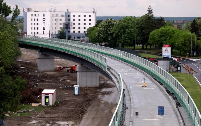 Acest pod supratraversează DN1 și ar trebui să treacă prin curtea Roxanei Mărișoiu