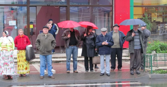 Umbrela este un accesoriu obligatoriu azi Foto: Ştefan Borcea