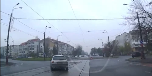 Pe contrasens în sensul giratoriu FOTO captură video