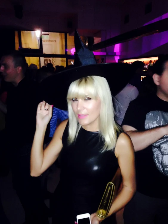 Elena Udrea s-a costumat în vrăjitoare (fotografii: facebook)