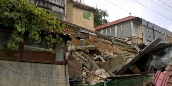 Zidul s-a prăbuşit peste o casă din Schei