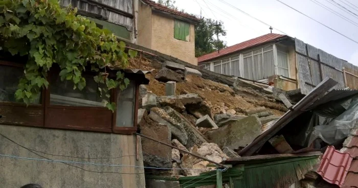 Zidul s-a prăbuşit peste o casă din Schei. FOTObzb.ro