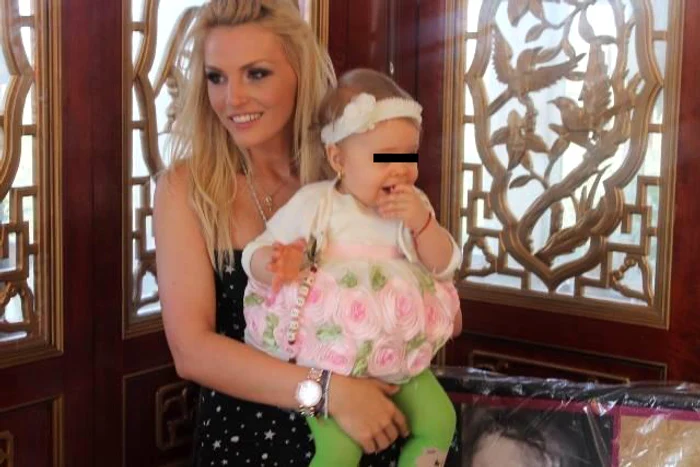 
    Elena Hueanu a luptat mult pentru fetiţa ei, Alesiafoto: arhiva personală  