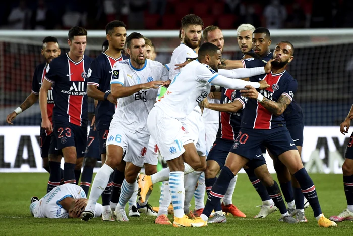 Jucătorii lui PSG și OM s-au îmbrâncit și lovit pe final de meciFoto: EPA-EFE