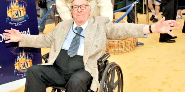 Ray Bradbury (1920-2012) a fost  un scriitor american de SF  şi literatură fantasy, autorul celebrului roman „Fahrenheit 451“  