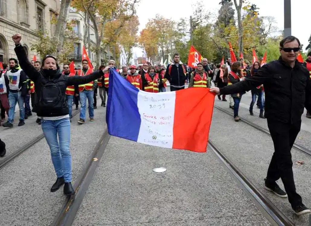 
    Unii dintre protestatari au fost pictaţi pe chip, iar machiajul lor a reaminit de personajul Joker Foto: AFP   
