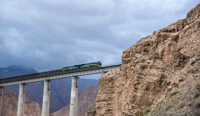 Un tren pe ruta Qinghai-Tibet, cea mai înaltă cale ferată din lume