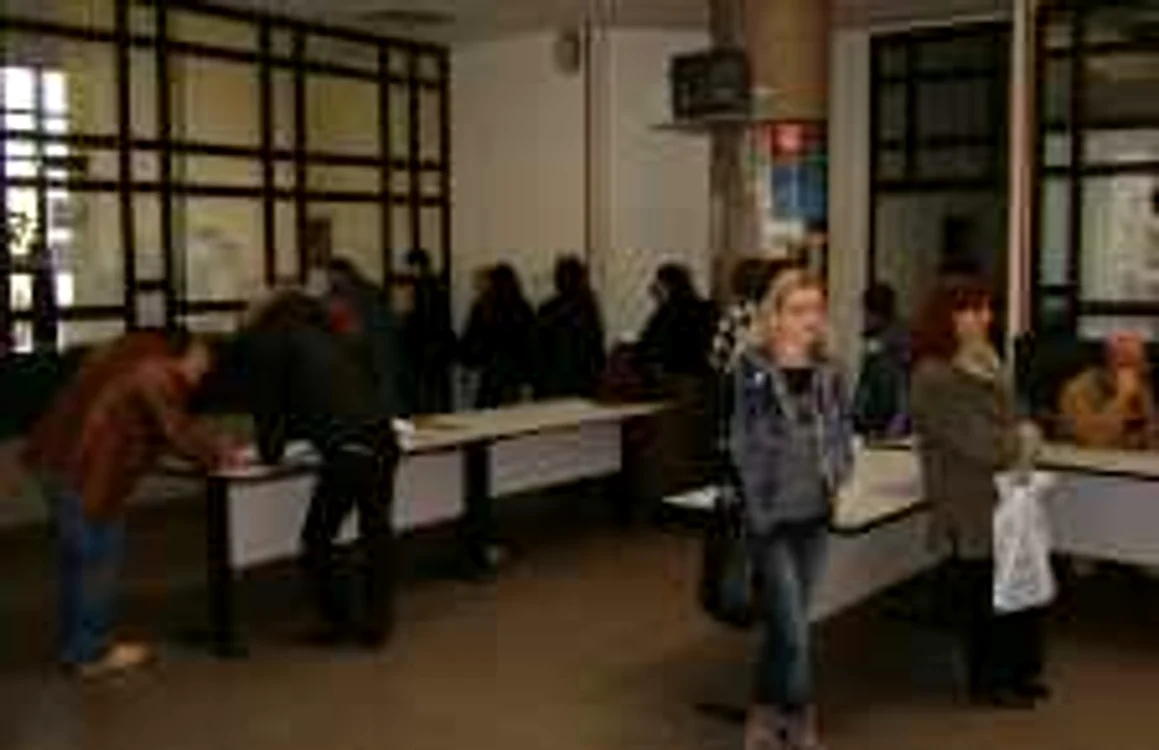 Absolvenţii de studii superioare au puţine oferte