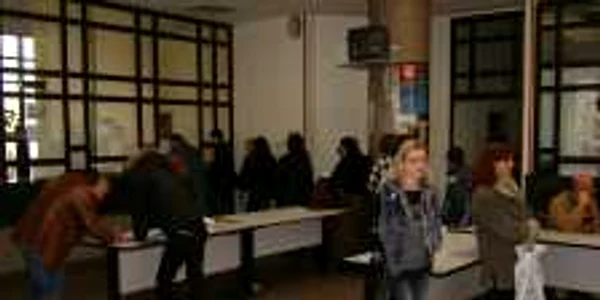 Absolvenţii de studii superioare au puţine oferte
