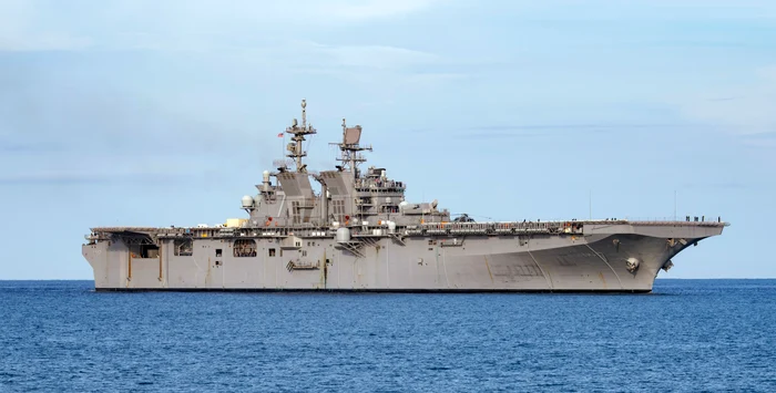 USS Tripoli nava desant a Infanteriei Marine a SUA cu 20 de avioane F-35B la bord