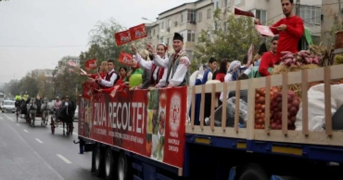 Constanţa: Parada recoltelor pe străzile Constanţei