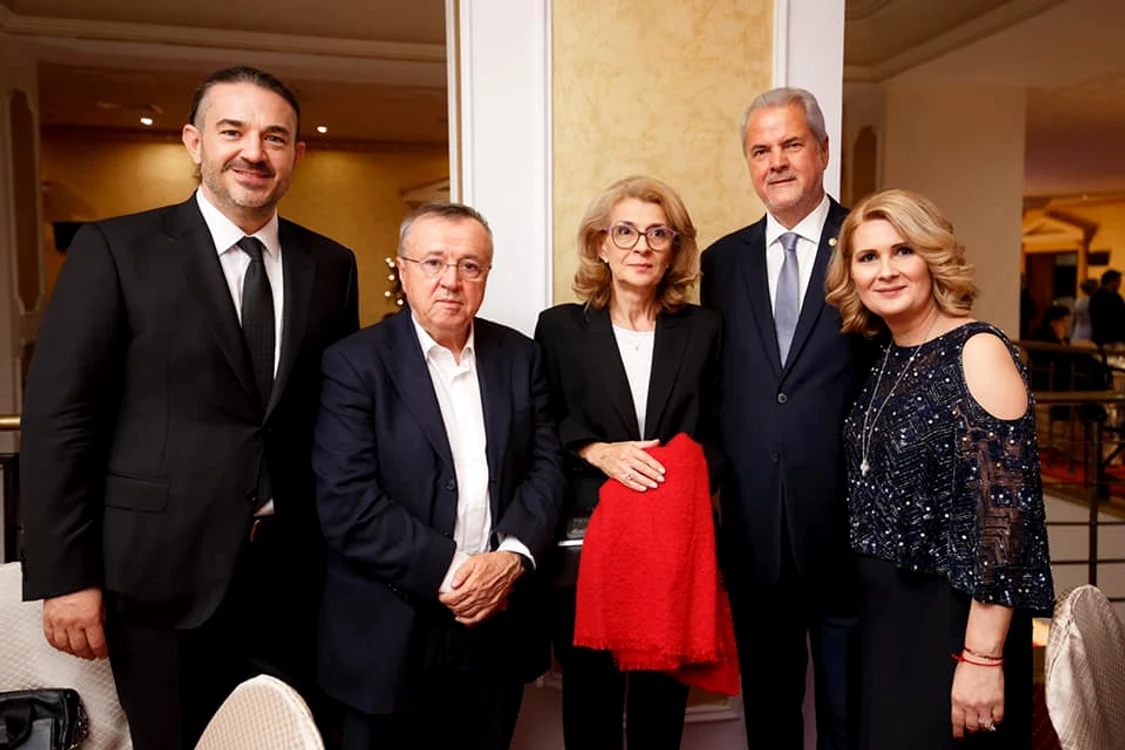 Alessandra Stoicescu, fericită alături de invitaţii ei