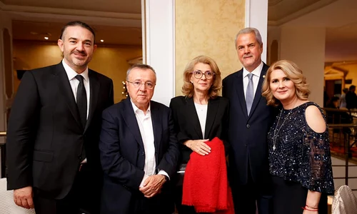 Alessandra Stoicescu, fericită alături de invitaţii ei jpeg
