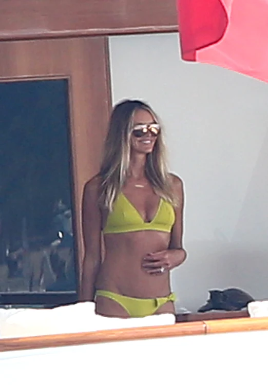 Elle Macpherson en maillot de bain sur un bateau au large de Saint Tropez jpeg