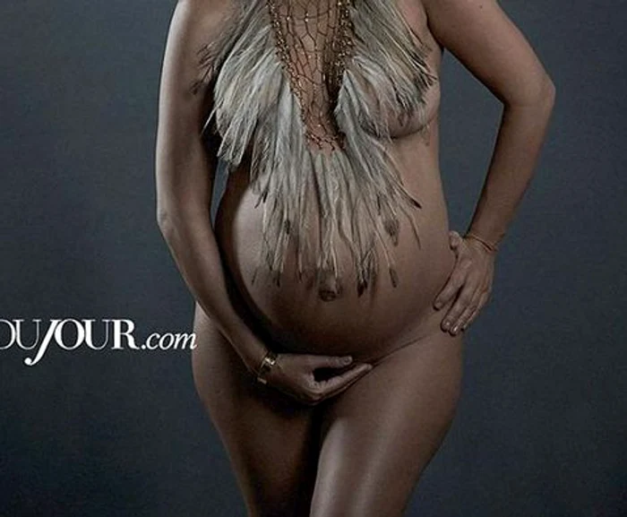 Kourtney s-a lăsat fotografiată în ipostaze foarte intimeFoto: dujour.com