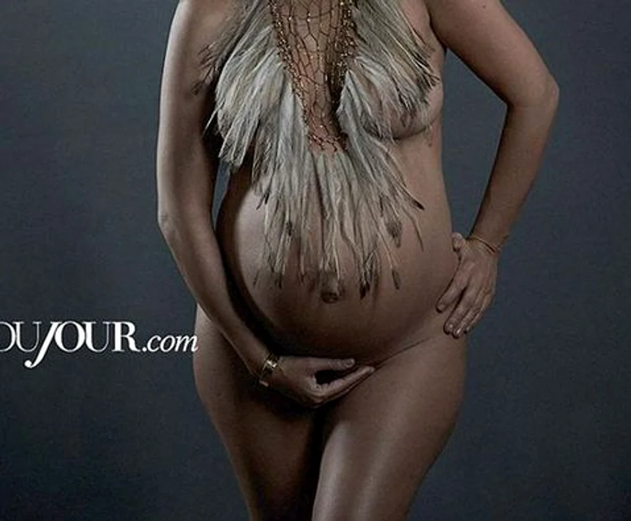 
    Kourtney s-a lăsat fotografiată în ipostaze foarte intimeFoto: dujour.com  