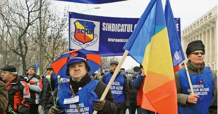 Rezerviştii au protestat în stradă faţă de recalculare   