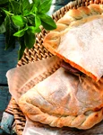 pizza calzone cu pui jpeg