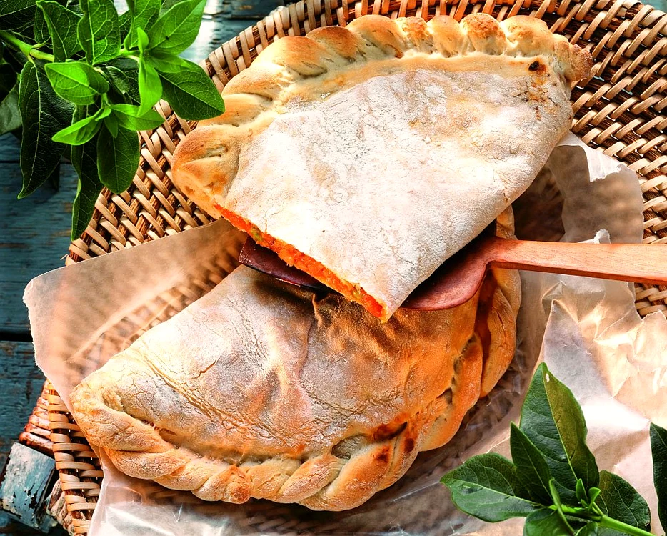 pizza calzone cu pui jpeg