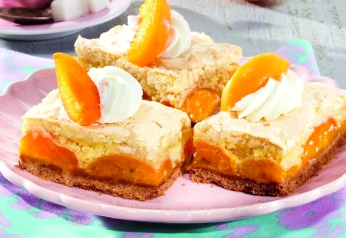 Răsfaţă-te cu o prăjitură cu bezea şi caise!clickpoftabuna.ro