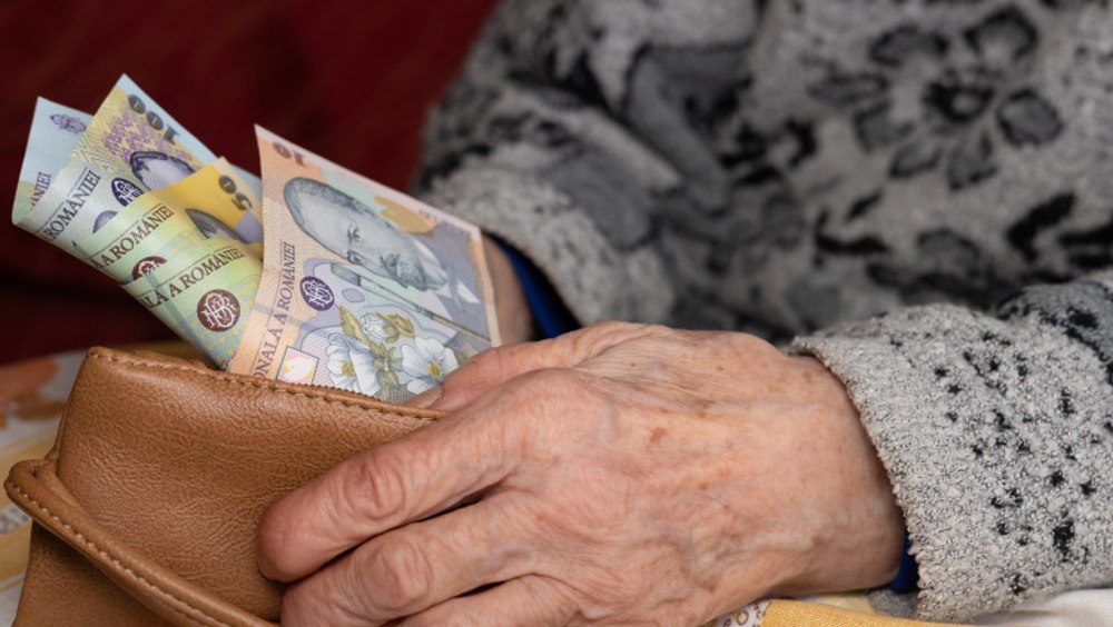 Seniorii României primesc pensiile pe card în 12 august. Pensionarii cu sume peste 3.000 lei, loviți de impozite și CASS 