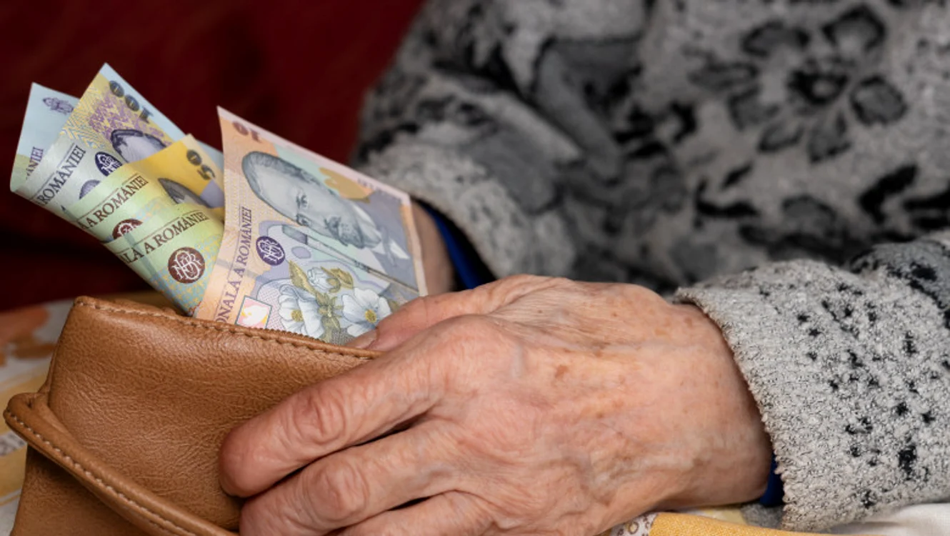 Pensionarii vor avea un șoc când își vor vedea pensiile diminuate în cont / Sursa foto: Shutterstock