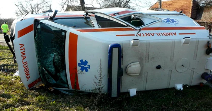 Şoferul ambulanţei şi pacientul pe care îl transporta la spital au murit pe loc   FOTO: Mediafax