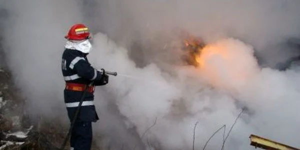 Pompierii mureşeni au intervenit la 45 de incendii de vegetaţie uscată foto arhivă