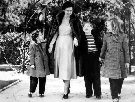 Irene, Constantin și Sofia la Atena, 1948, împreună cu mama lor, Regina Federica a Greciei. FOTO: Getty Images