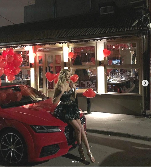 Ioana Boureanu, mândră de noua ei mașină, un Audi roșu ca focul png
