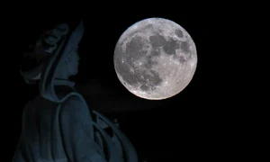 Superluna albastra 2023 in Lisabona  Foto EPA  EFE jpg