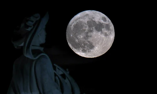 Superluna albastra 2023 in Lisabona  Foto EPA  EFE jpg