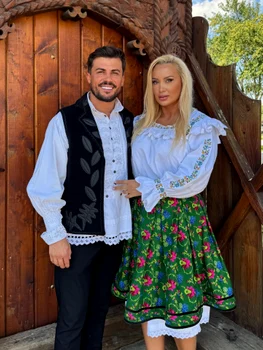 Simona Trașcă se iubește cu cântărețul Marian Buzilă foto: Facebook 