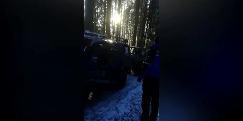 Şoferi pasionaţi de off-raod, prinşi de jandarmi în pădure