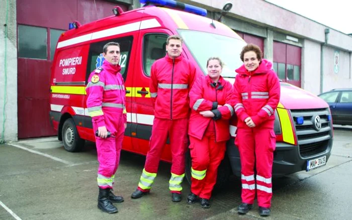 Medicul Carla Ghengeaua (dreata) şi colegii ei de la SMURD vor acorda primul ajutor