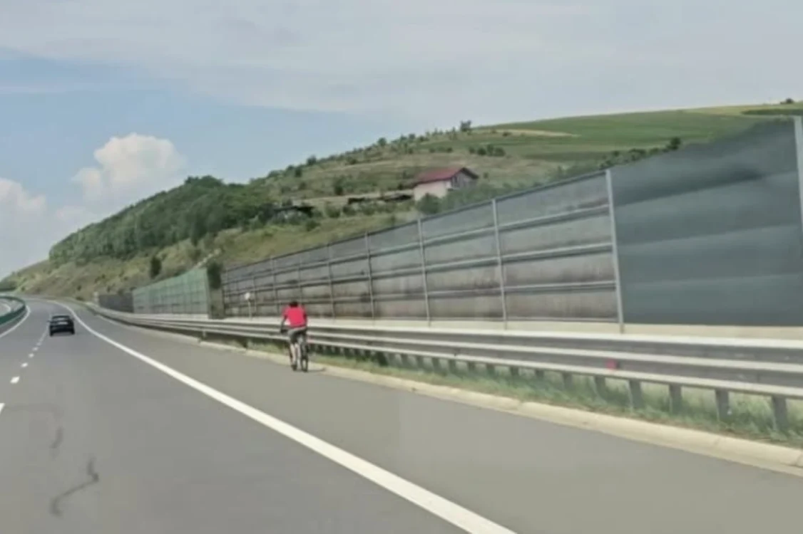 Biciclist filmat pe A3. FOTO: captură video