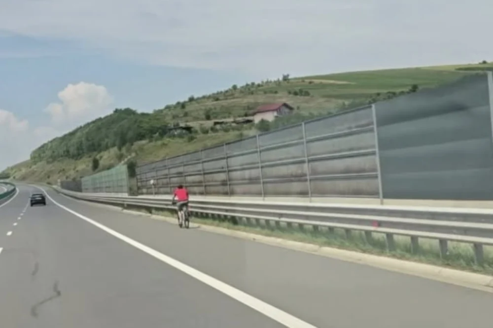 A confundat autostrada cu pista de biciclete. Bărbat filmat pe A3 pedalând printre mașini pe banda de urgenţă. „Ăsta o caută cu lumânarea”