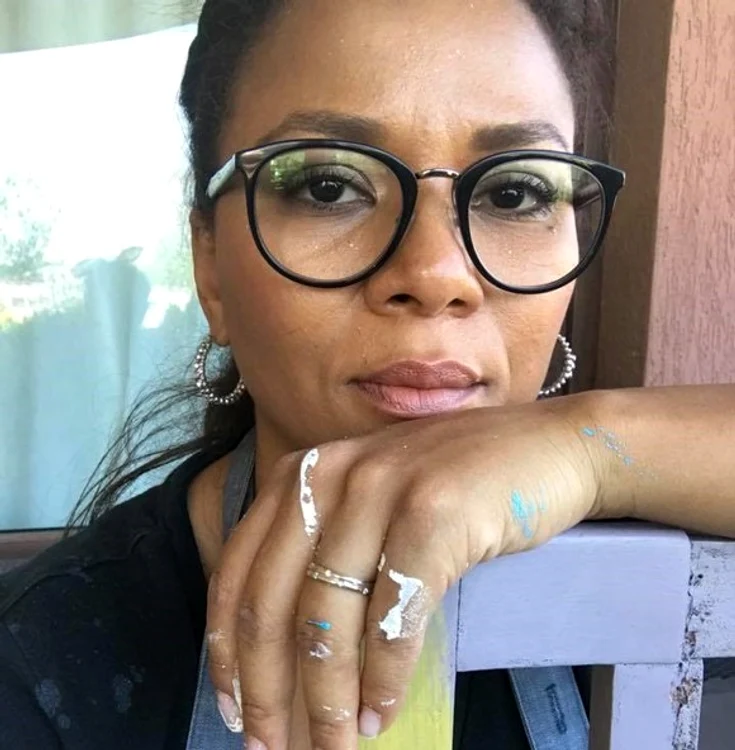 Nadine nu se plictisește o clipă acasă