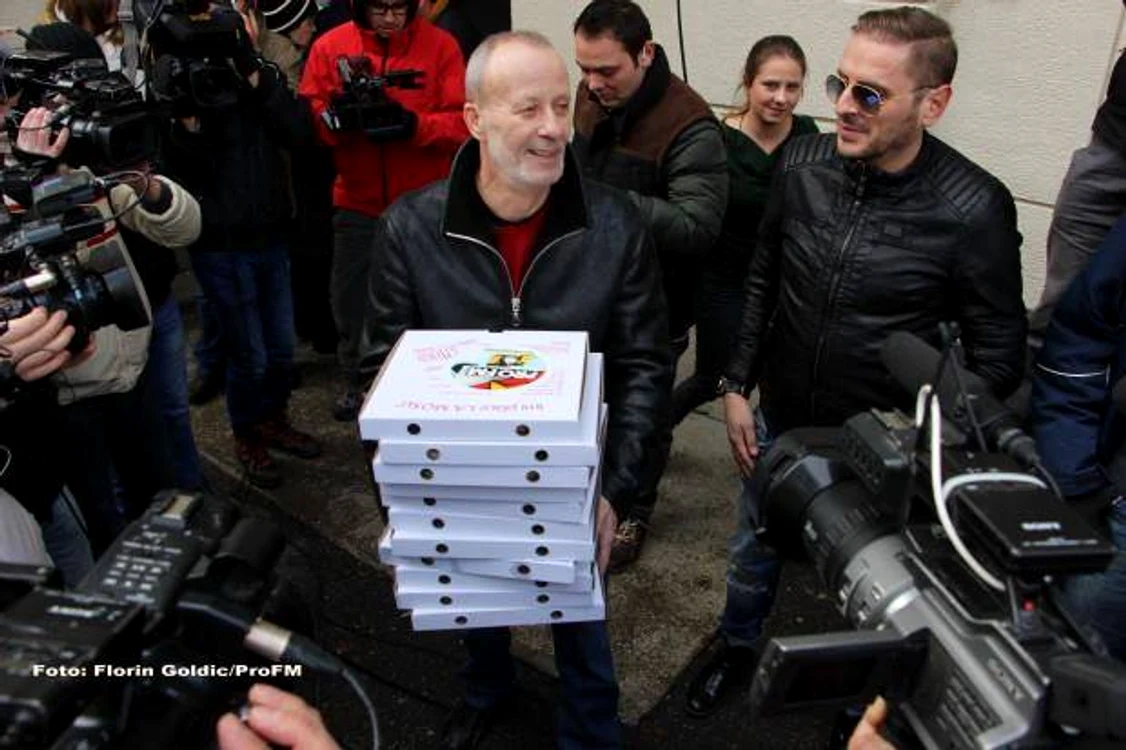 
    Andrei Gheorghe a lăsat pizza jurnaliştilorFoto: arhiva personală  